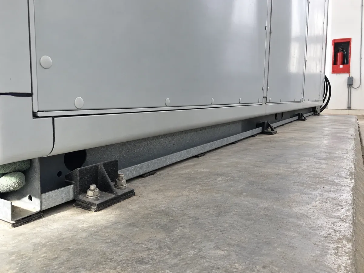 Air handling unit on rubber pads along its galvanised base rail, held by black AS-Z snubbers bolted to the plinth, at the Abdi İbrahim pharmaceutical plant in Istanbul